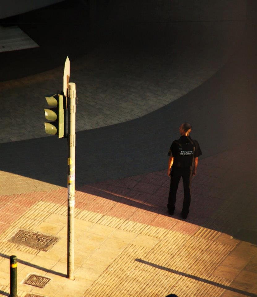 «Ανθρωποι στην πόλη»: Οι Αθηναίοι φωτογραφίζονται στην πραγματική τους ζωή και σοκάρουν [εικόνες] | iefimerida.gr 9