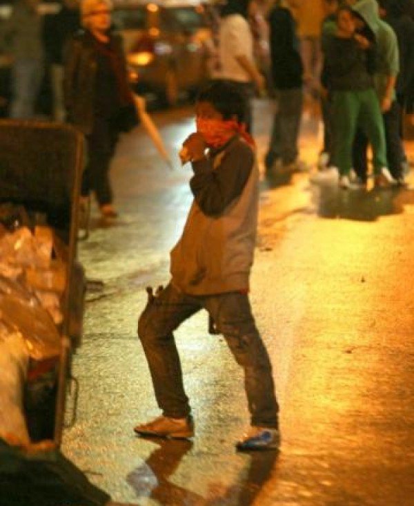 Σοκ: 10χρονος «αναρχικός» στα οδοφράγματα με μπουκάλι στο χέρι [βίντεο] | iefimerida.gr 0