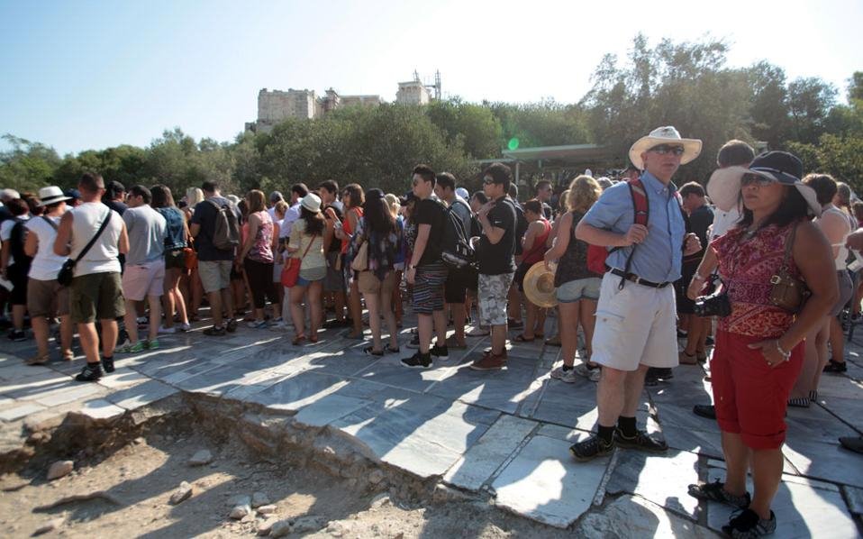 Ουρές ντροπής από τουρίστες στα μουσεία -Χωρίς ηλεκτρονικό εισιτήριο και φέτος [εικόνες] | iefimerida.gr 1