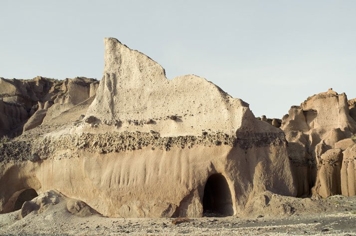 Η άλλη όψη της Σαντορίνης: Πίσω από την Καλντέρα, το νησί μοιάζει με... Αγρια Δύση [εικόνες] | iefimerida.gr 2