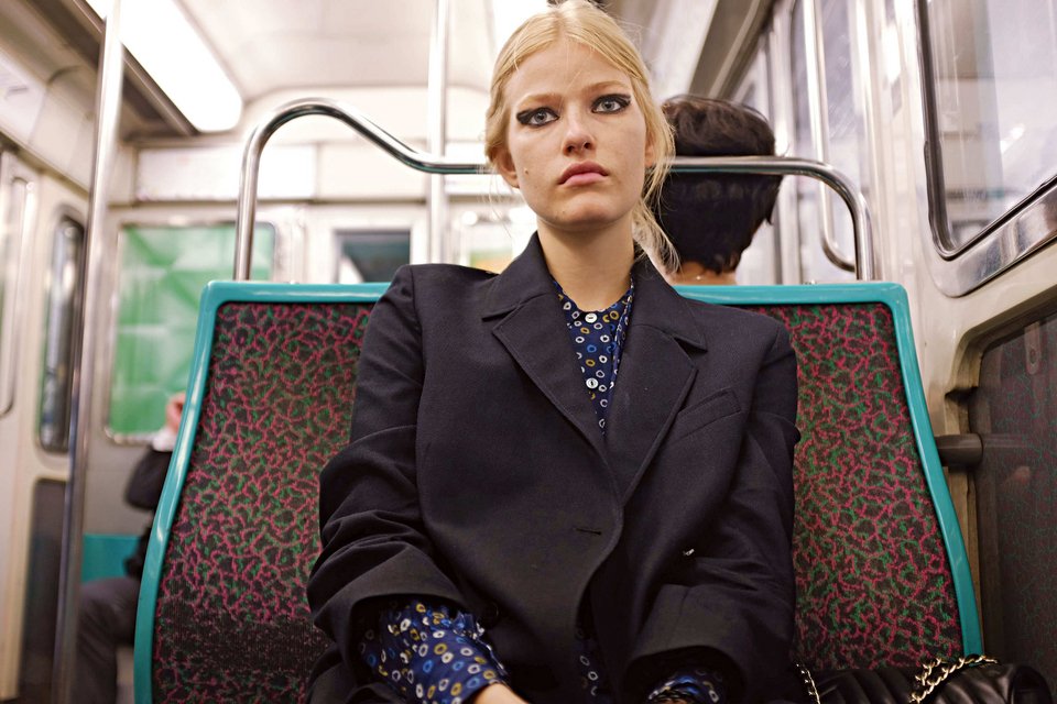 Tι πραγματικά βρίσκεται πίσω από τη λάμψη των μοντέλων στα Fashion Weeks -Ακολουθώντας τη Λουίζ [εικόνες] | iefimerida.gr 9