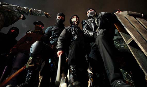 Ποια είναι η ακροδεξιά πολιτοφυλακή του Κιέβου -«αδελφάκι» της Χ.A.- που αρπάζει, σκοτώνει και περιφρουρεί [εικόνες+βίντεο] | iefimerida.gr 0