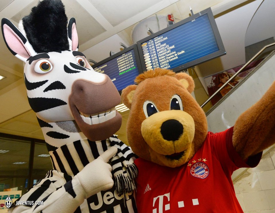 Η μασκότ της Μπάγερν υποδέχθηκε τη μασκότ της Γιουβέντους στο αεροδρόμιο [εικόνες] | iefimerida.gr 1