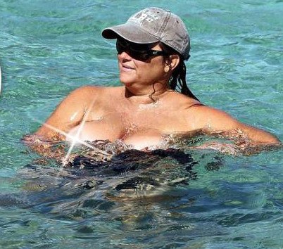 Tόπλες η υπέρβαρη σύζυγος του Πιρς Μπρόσναν - Της δίνει το πάνω μέρος του μπικίνι [εικόνες] | iefimerida.gr 0