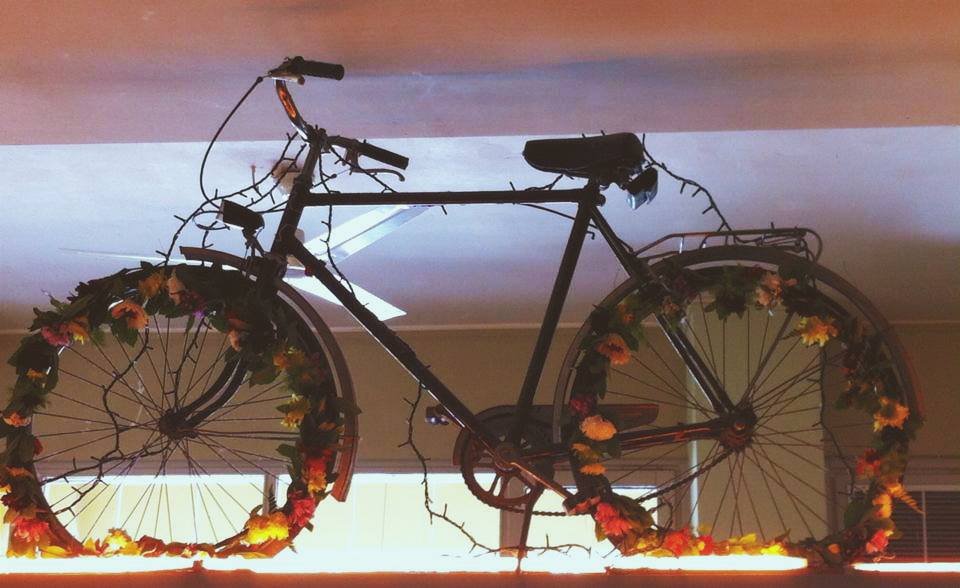 Στον ξεχωριστό Μπλε Παπαγάλο: Το στέκι της πόλης με ρετρό διάθεση και μουσικές [εικόνες] | iefimerida.gr 9