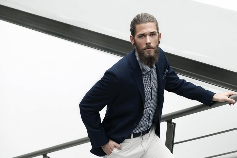 Το εντυπωσιακό μοντέλο με τα θλιμμένα μάτια που έγινε πρότυπο των χίπστερ [εικόνες] | iefimerida.gr 1