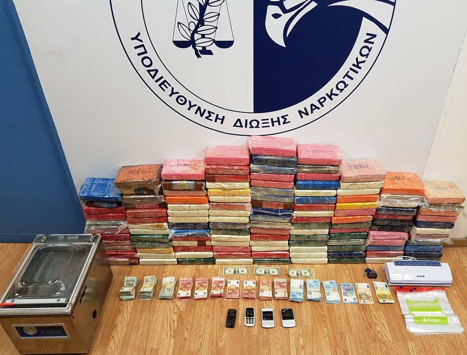 Οι πρώτες φωτογραφίες από τα 135 κιλά κοκαΐνης της Βάρκιζας [εικόνες] | iefimerida.gr 0
