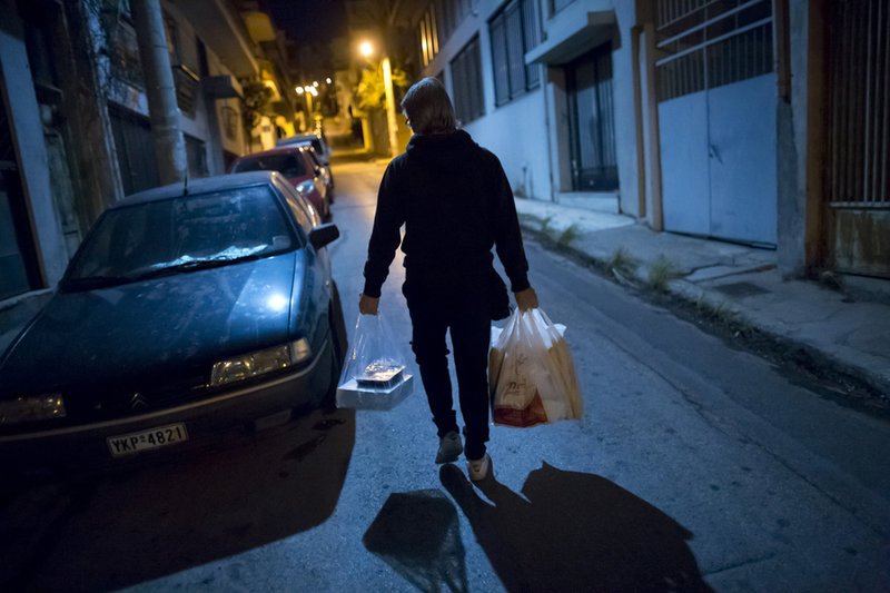 Μία πολυκατοικία στον Πειραιά «δίνει» μαθήματα ανθρωπιάς [εικόνες] | iefimerida.gr 0