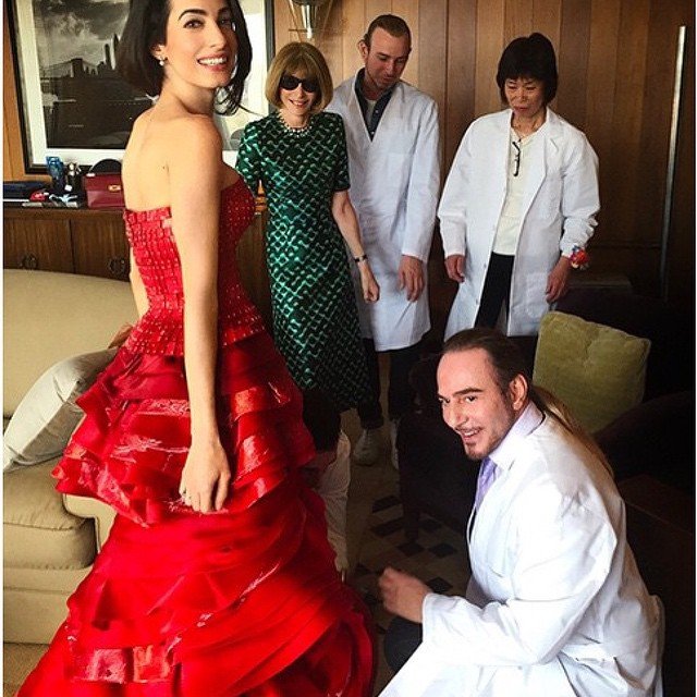 O θρύλος Τζον Γκαλιάνο γονατισμένος ντύνει την Αμάλ, η Γουίντουρ παρακολουθεί: Η Κλούνεϊ επισκίασε το Met Gala [εικόνες] | iefimerida.gr 0