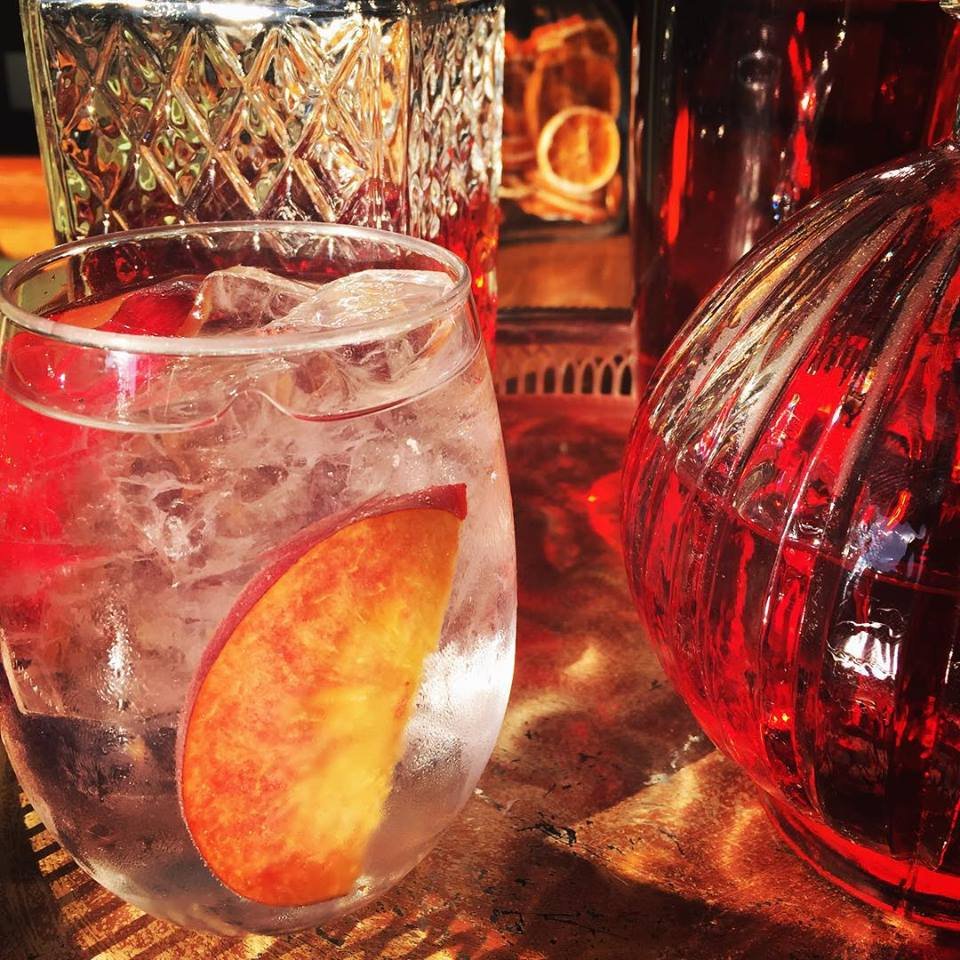 Στον ξεχωριστό Μπλε Παπαγάλο: Το στέκι της πόλης με ρετρό διάθεση και μουσικές [εικόνες] | iefimerida.gr 6