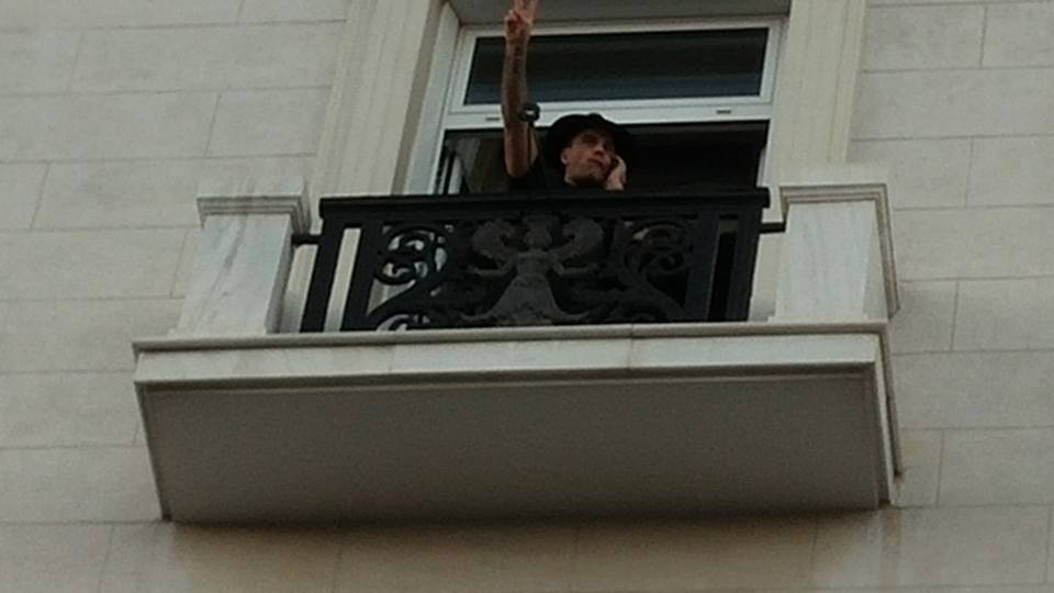 Αλήθεια ή ένας υπέροχος αστικός μύθος; Ο σταρ Ρόμπι Γουίλιαμς παρακολούθησε τη συγκέντρωση στο Σύνταγμα [εικόνες] | iefimerida.gr 1