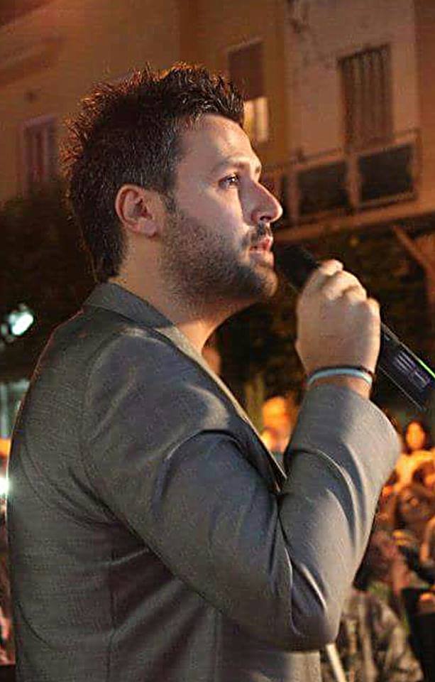 Από το δελτίο ειδήσεων στην πίστα - Ο παρουσιαστής της ΝΕΡΙΤ που βγήκε στο τραγούδι [εικόνες] | iefimerida.gr 5