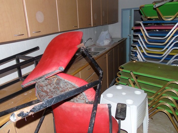 Απίστευτο: Το ιατρείο σε γήπεδο στην Κεφαλονιά είχε... ξαπλώστρες παραλίας, αντί για φορείο [εικόνες] | iefimerida.gr 4