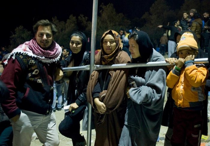 Φτιάχνοντας στέγη για τους πρόσφυγες - Οι αρχιτέκτονες που κατασκευάζουν σκηνές από τα «σκουπίδια» των ναυαγίων στη Λέσβο [εικόνες] | iefimerida.gr 0