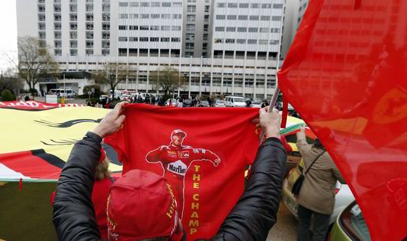 Δεκάδες θαυμαστές του Σουμάχερ έξω από το νοσοκομείο -Συγκινητική συγκέντρωση για τα γενέθλιά του [εικόνες & βίντεο] | iefimerida.gr 1