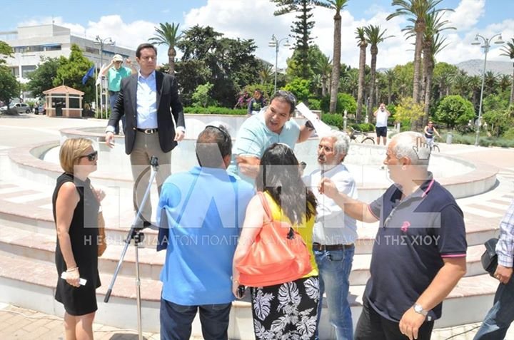 Χαμός στη Χίο: Επιτέθηκαν στον Μηταράκη [εικόνες&βίντεο] | iefimerida.gr 3