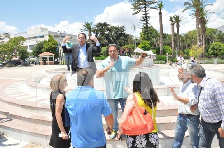 Χαμός στη Χίο: Επιτέθηκαν στον Μηταράκη [εικόνες&βίντεο] | iefimerida.gr 4