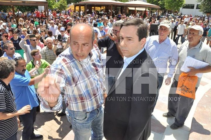 Χαμός στη Χίο: Επιτέθηκαν στον Μηταράκη [εικόνες&βίντεο] | iefimerida.gr 5