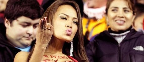 Στριπτίζ για χάρη της πρόκρισης του Περού από μοντέλο στην εξέδρα [εικόνες & βίντεο] | iefimerida.gr 2