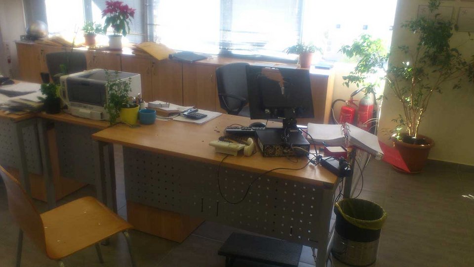 Τρίκαλα: Οφειλέτης μπήκε στη ΔΕΗ σε κατάσταση αμόκ και τα έκανε γυαλιά-καρφιά [εικόνα] | iefimerida.gr 0