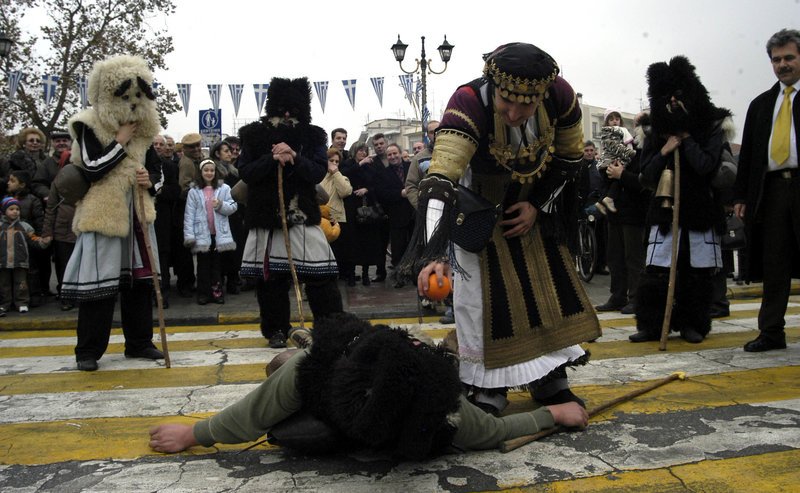 Θεσσαλονίκη: Την Κυριακή αναβιώνει το χριστουγεννιάτικο έθιμο των Μωμόγερων [εικόνες] | iefimerida.gr 4