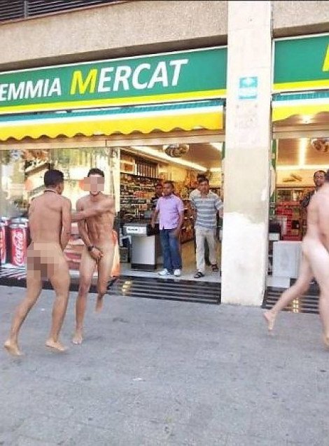 Μπαρθελονέτα - Το «Φαληράκι» της Ισπανίας: Ιταλοί τουρίστες τρέχουν γυμνοί μέρα μεσημέρι και ξεσηκώνουν τους κατοίκους [εικόνες] | iefimerida.gr 1