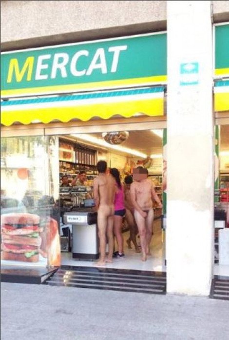 Μπαρθελονέτα - Το «Φαληράκι» της Ισπανίας: Ιταλοί τουρίστες τρέχουν γυμνοί μέρα μεσημέρι και ξεσηκώνουν τους κατοίκους [εικόνες] | iefimerida.gr 0