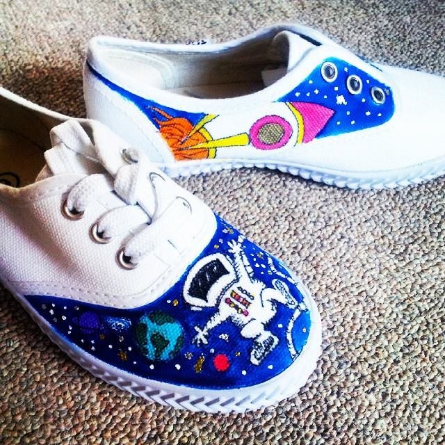 Τα λευκά πάνινα παπούτσια περνούν σε άλλη διάσταση -Γίνονται καμβάς Τέχνης [εικόνες] | iefimerida.gr 1