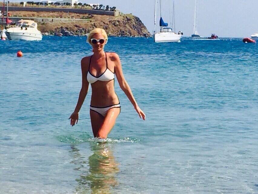 Η Τζούλια στη Μύκονο με το μπικίνι της [εικόνες] | iefimerida.gr 2