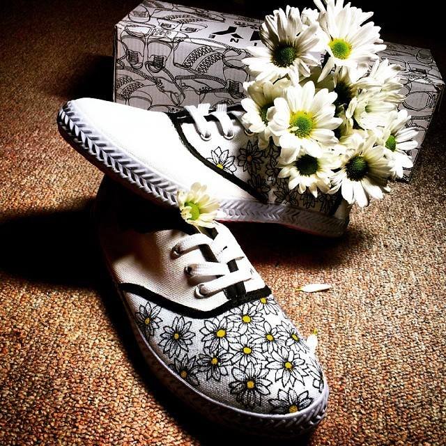 Τα λευκά πάνινα παπούτσια περνούν σε άλλη διάσταση -Γίνονται καμβάς Τέχνης [εικόνες] | iefimerida.gr 7