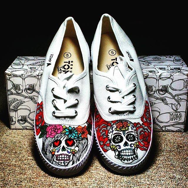 Τα λευκά πάνινα παπούτσια περνούν σε άλλη διάσταση -Γίνονται καμβάς Τέχνης [εικόνες] | iefimerida.gr 0