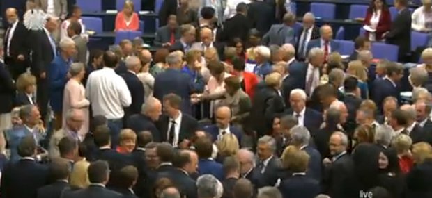 Η γερμανική Βουλή ψήφισε «ναι» για το ελληνικό πρόγραμμα  | iefimerida.gr 2