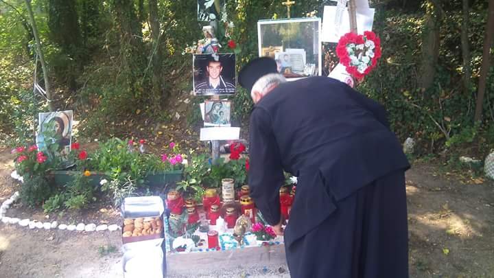 Εξι μήνες χωρίς τον Βαγγέλη Γιακουμάκη - Το μνημόσυνο και το συγκινητικό μήνυμα της αδελφής του [εικόνες] | iefimerida.gr 5