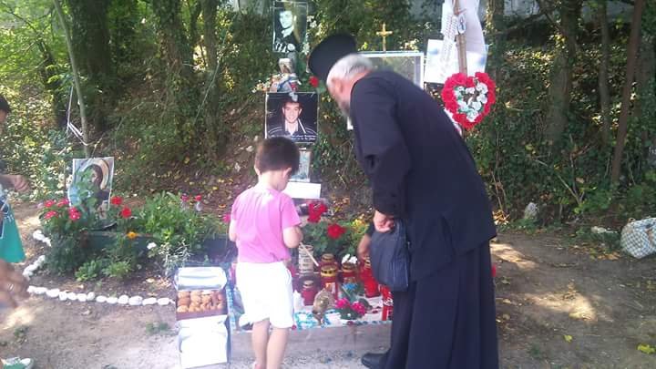 Εξι μήνες χωρίς τον Βαγγέλη Γιακουμάκη - Το μνημόσυνο και το συγκινητικό μήνυμα της αδελφής του [εικόνες] | iefimerida.gr 4