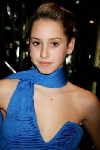 H 22χρονη εγγονή της Γκρέις Κέλι, νόθα κόρη του Αλβέρτου, μόλις έκανε το ντεμπούτο της -Πού κρυβόταν όλα αυτά τα χρόνια; [εικόνες] | iefimerida.gr 1