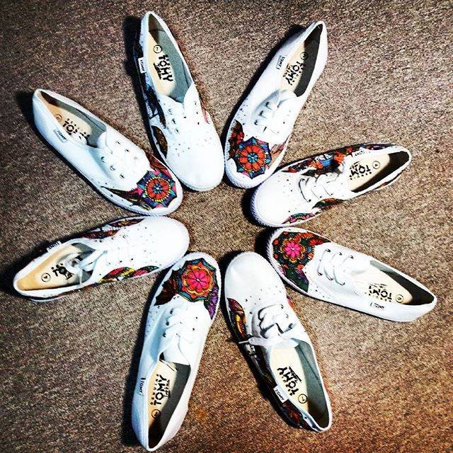 Τα λευκά πάνινα παπούτσια περνούν σε άλλη διάσταση -Γίνονται καμβάς Τέχνης [εικόνες] | iefimerida.gr 6