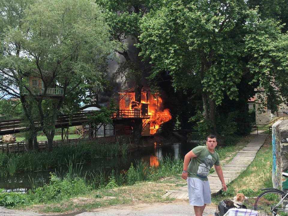 Ανήμερα του Πάσχα πήρε φωτιά το σπίτι του Αϊ Βασιλη στα Τρίκαλα [εικόνες & βίντεο] | iefimerida.gr 0
