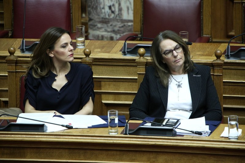 Η Εφη Αχτσιόγλου με την Κατερίνα Παπανάτσιου στα υπουργικά έδρανα.