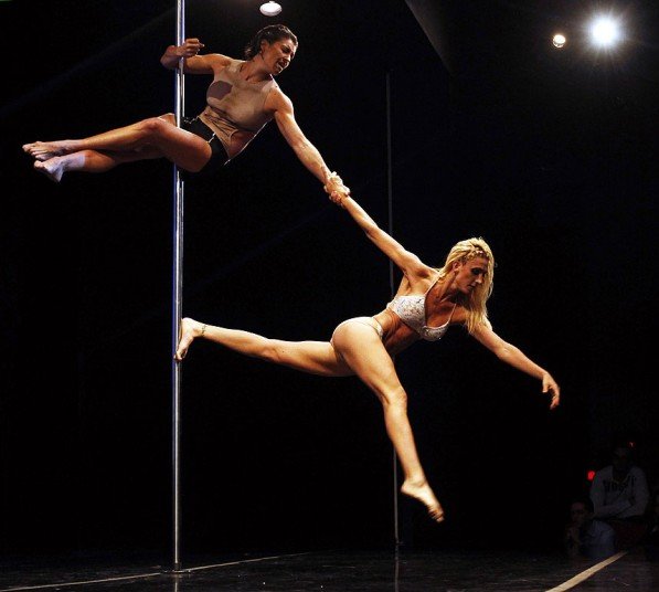 Οταν το Pole dancing γίνεται... τέχνη και άθλημα -Αψηφούν τη βαρύτητα πάνω σε ένα στύλο [εικόνες] | iefimerida.gr 11
