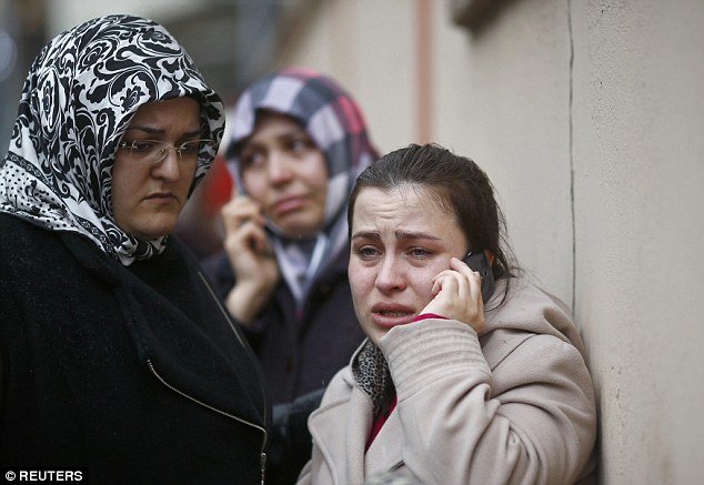 Νεκρές οι 2 γυναίκες που επιτέθηκαν σε αστυνομικό τμήμα της Κωνσταντινούπολης [εικόνες & βίντεο] | iefimerida.gr 9