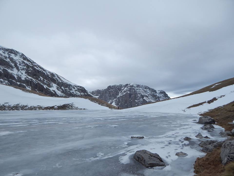 Εντυπωσιακό: Περπατάει πάνω στην παγωμένη Δρακόλιμνη στην Ηπειρο [εικόνες] | iefimerida.gr 0