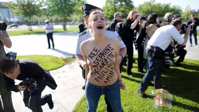 Tα στήθη τους στη Μέρκελ επιχείρησαν να δείξουν ακτιβίστριες - Βίαιη αντίδραση από τους αστυνομικούς [εικόνες] | iefimerida.gr 1