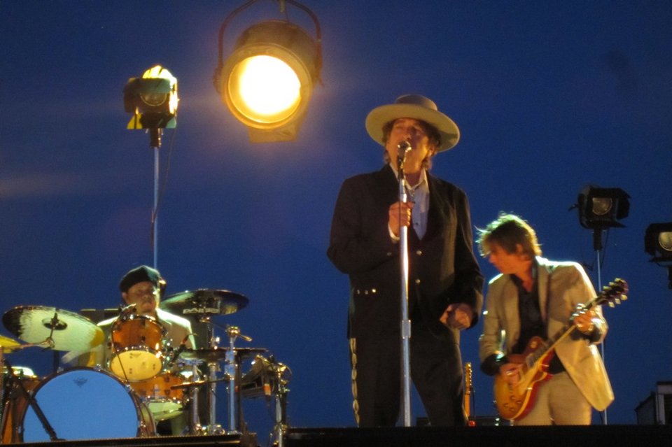 Ο Μπομπ Ντίλαν πουλάει ακόμα: Τρέλα από τους πιτσιρικάδες στη Θεσσαλονίκη [εικόνες&βίντεο] | iefimerida.gr 0