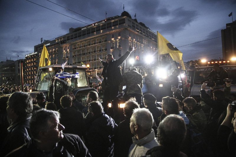 Ολα όσα έγιναν στο συλλαλητήριο των αγροτών -Οι γκλίτσες των Κρητικών έγιναν σύμβολο [εικόνες] | iefimerida.gr 13