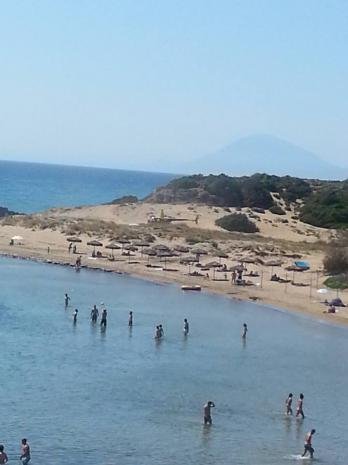 Επιχειρηματίες κατεβαίνουν με το ελικόπτερο στην παραλία, πίνουν καφέ και αποχωρούν σε σύννεφα σκόνης [εικόνες]  | iefimerida.gr 1