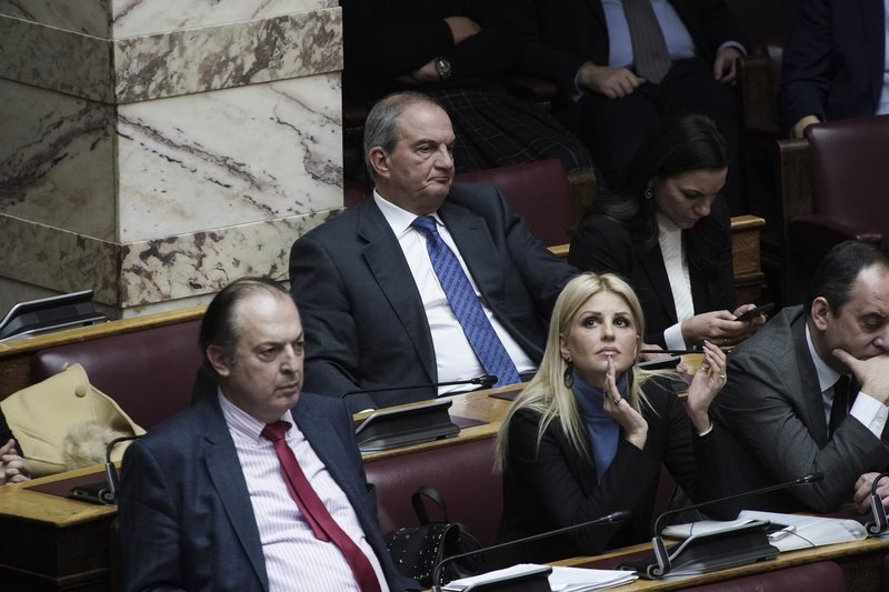 Ελενα Ράπτη με ζιβάγκο στα έδρανα της ΝΔ.