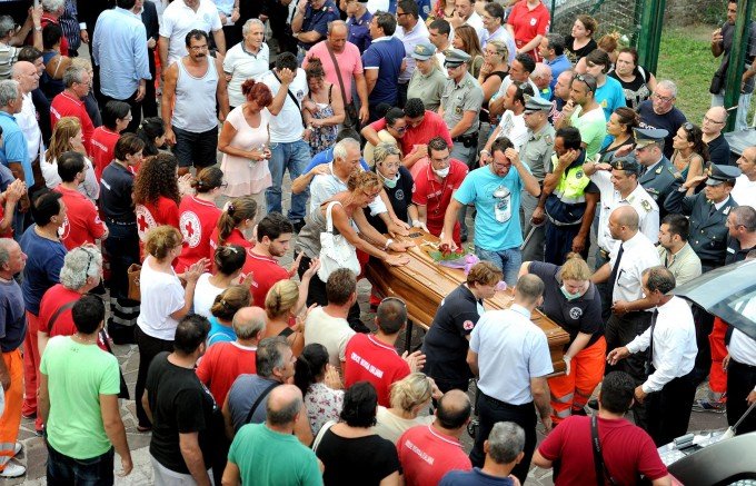 Ιταλία: 38 φέρετρα, 4.000 πολίτες για το τελευταίο αντίο, αμέτρητος ο πόνος [εικόνες]  | iefimerida.gr 1