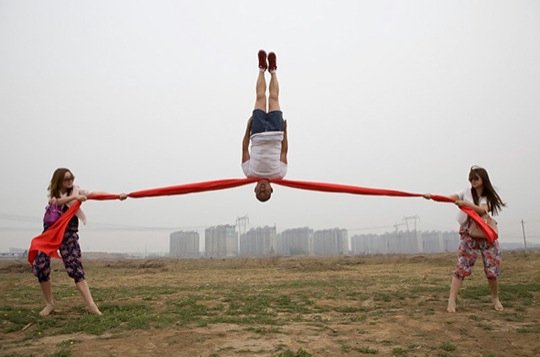 Λι Γουέι: Ο ακραία αντισυμβατικός φωτογράφος που αψηφά τη βαρύτητα - Μάθετε πως δημιουργεί τις μοναδικές εικόνες του [βίντεο] | iefimerida.gr 10