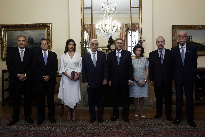 Ο Πρόεδρος της Δημοκρατίας, κ. Προκόπιος Παυλόπουλος, υποδέχεται στο Προεδρικό Μέγαρο τον Πρόεδρο του Ιδρύματος Ωνάση, Δρα Αντώνη Παπαδημητρίου, και εκπροσώπους του Ιδρύματος, προκειμένου να ενημερωθεί για το Ωνάσειο Εθνικό Μεταμοσχευτικό Κέντρο. Από αριστερά: κ. Γιώργος Καραγεωργίου, Πρόεδρος και CEO της Olympic Shipping, κ. Μιχάλης Γιαλούρης, CFO του Onassis Group, κα Αφροδίτη Παναγιωτάκου, Διευθύντρια Πολιτισμού του Ιδρύματος Ωνάση, κα Μαριάννα Μόσχου, Γραμματέας Δ.Σ. του Ιδρύματος Ωνάση, κ. Κώστας Γραμμένος, Μέλος Δ.Σ. του Ιδρύματος Ωνάση, και κ. Παύλος Ιωαννίδης, Επίτιμος Αντιπρόεδρος του Ιδρύματος Ωνάση