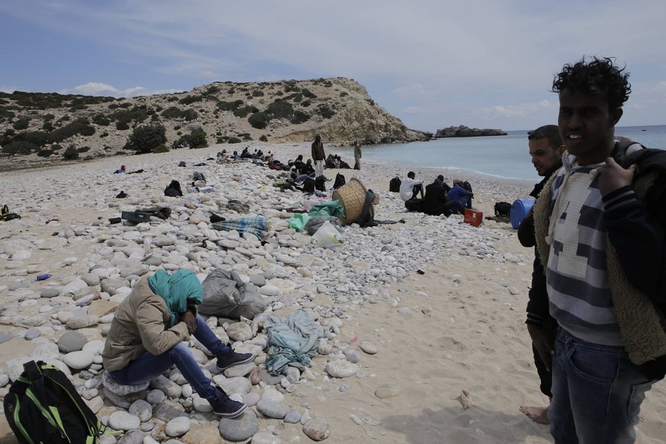 Ο φωτογράφος που έφτασε πρώτος στη Γαύδο και αντίκρισε τους 157 μετανάστες: «Μόλις με είδαν με αγκάλιαζαν κι έκλαιγαν» [εικόνες] | iefimerida.gr 9